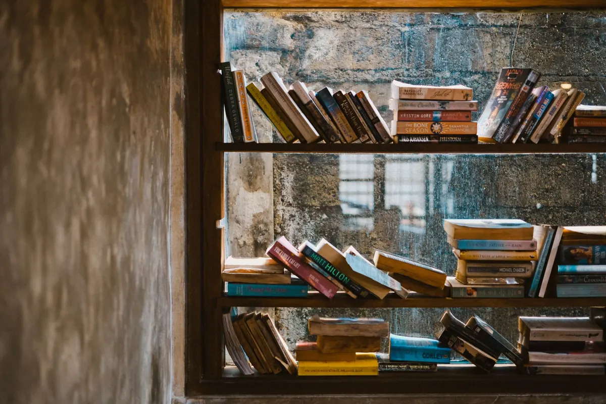 DIY Floating Shelves vs Built-In Bookcases: Which Wall Storage Suits Your Home?